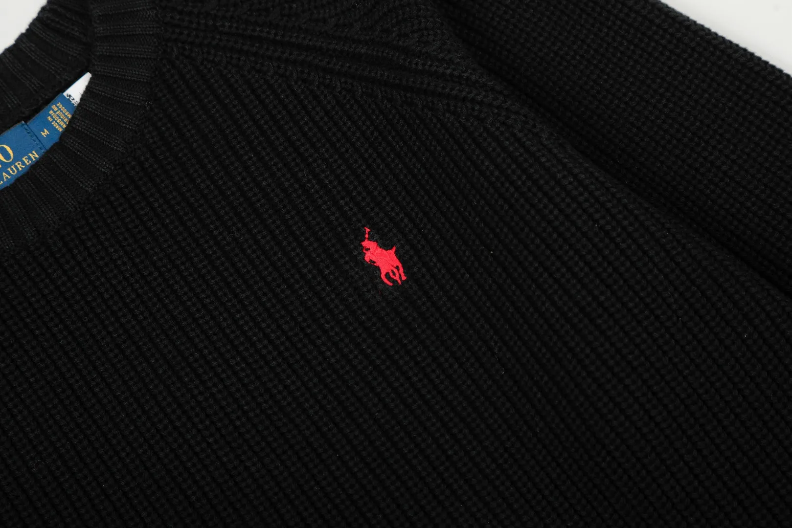 P220 Top quality" Style number: DS812# (not off the shelves all year round) [Ralph Lauren round neck piqué knitted sweater with war horse embroidery on the front and back] ✅Ralph Lauren classic basic versatile round neck pullover sweater for men and women ✅Main supply platform live broadcast Wholesale entity Replenish if out of stock Not removed from the shelves ✅ZP quality 1:1 version Scan the code to enter the GF website Counter quality ✅Detailed quality The only one in Guangzhou Imported quality cotton yarn Mainly high-end, cost-effective, good quality needless to say ✅The version is restored to the original order, the maximum size can be worn up to 200 pounds, loose, comfortable and stress-free ✅The upper body is simple and easy to match, ootd must-have style, good-looking clothes are never picky, a must-have item in the wardrobe is recommended. Size: S-XL Color: White, gray, khaki, navy blue, brown, burgundy, black with white label, black with red label